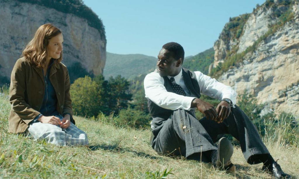 Une histoire naissante entre la douce Adèle (Ana Girardot) et le surprenant docteur Knock (Omar Sy)