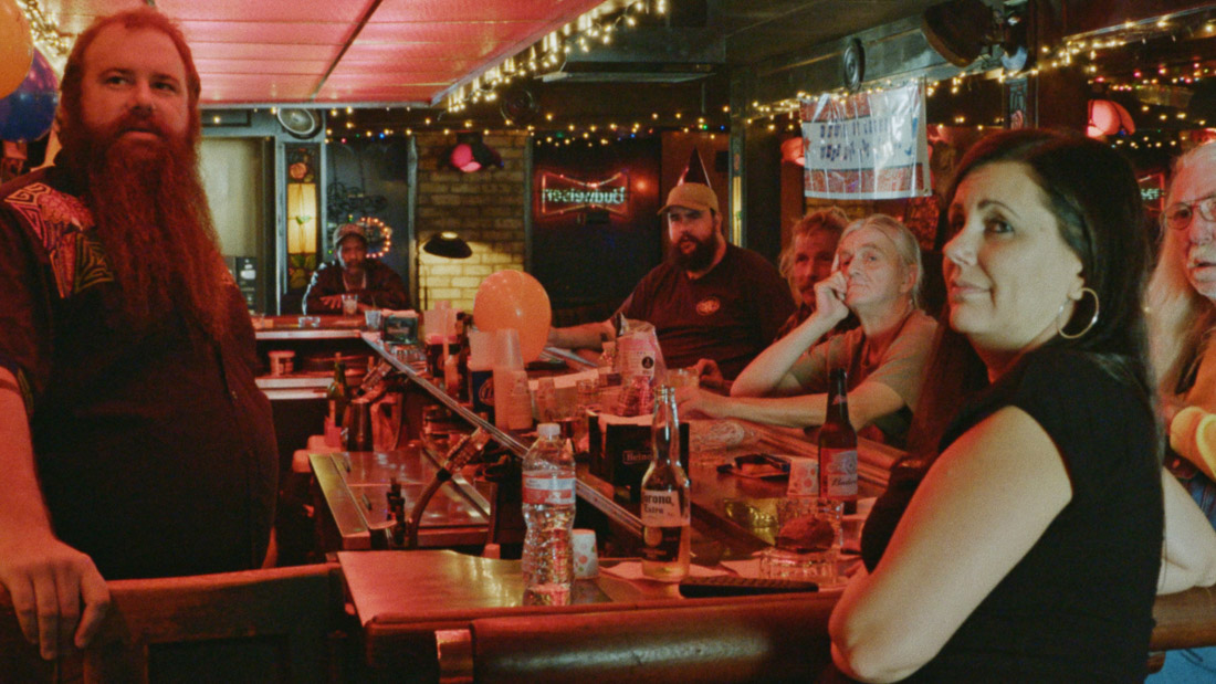 Film Dernier Bar Avant La Fin Du Monde « Bloody Nose, Empty Pockets », le dernier bar avant la fin du monde